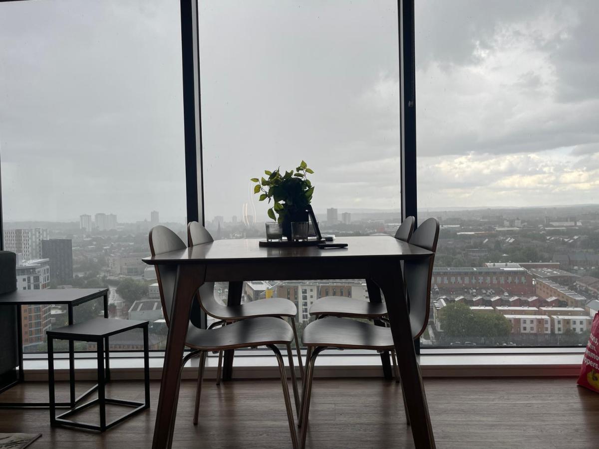 Luxury 2 Bedroom En-Suite Apartment Balcony Views Manchester Bagian luar foto