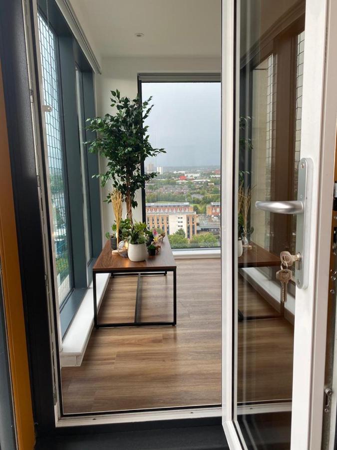 Luxury 2 Bedroom En-Suite Apartment Balcony Views Manchester Bagian luar foto