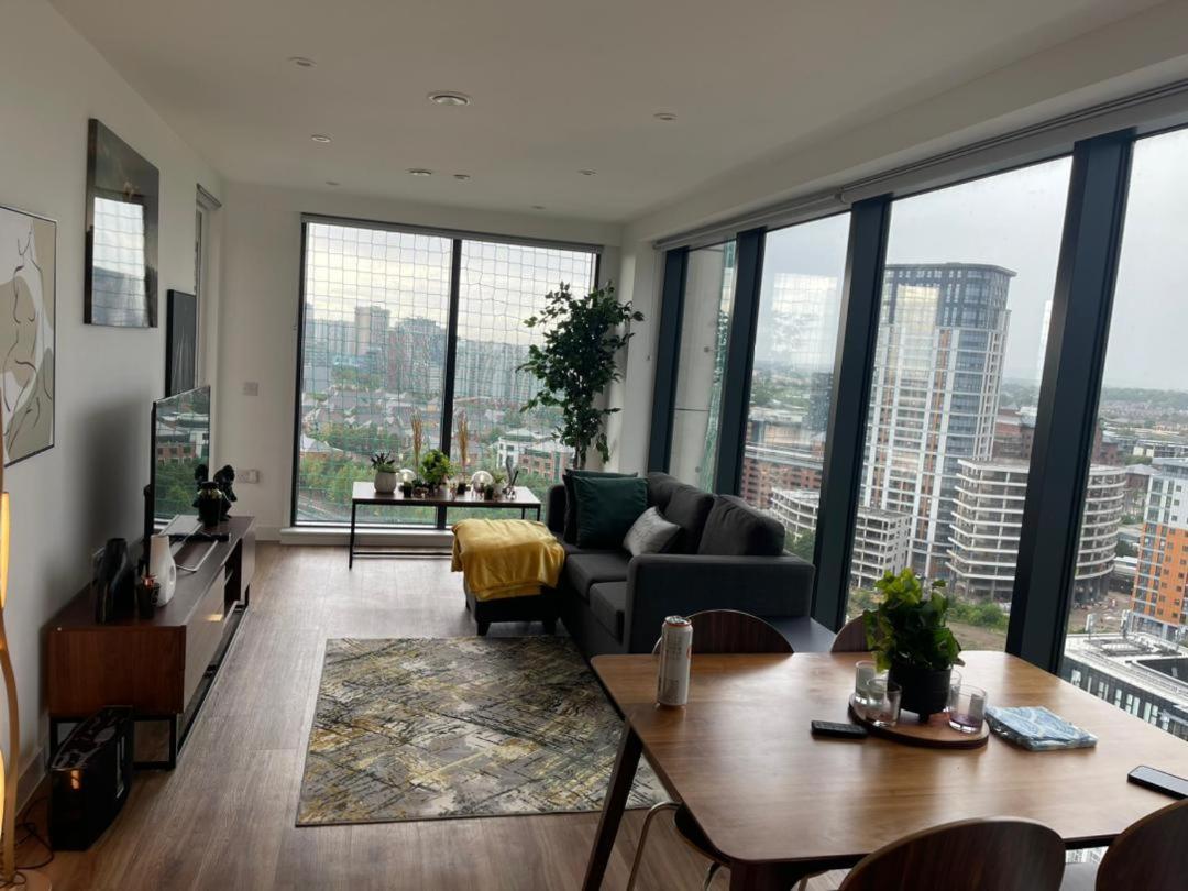 Luxury 2 Bedroom En-Suite Apartment Balcony Views Manchester Bagian luar foto